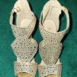 NWOT size 39 (size 8) dazzling gold heels